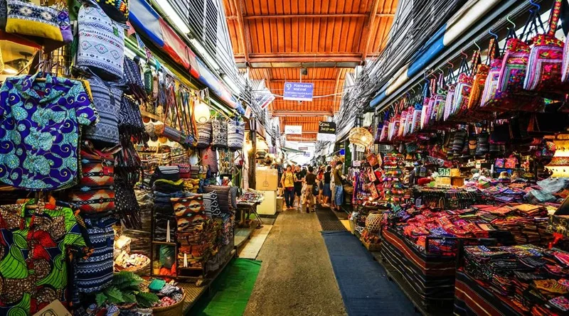 Không khí mua sắm sầm uất và nhộn nhịp tại thiên đường chợ cuối tuần Chatuchak.