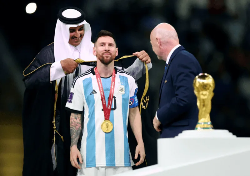 Thủ quân Lionel Messi mặc áo choàng Bisht nâng cao chiếc cúp vàng danh giá tại Qatar 2022.
