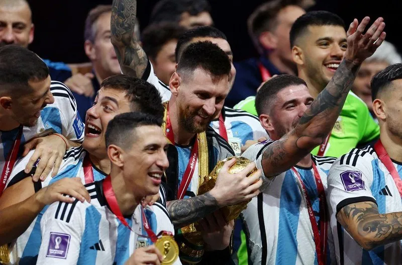 Niềm vui vỡ òa của Lionel Messi sau khi tỏa sáng rực rỡ trong trận chung kết điên rồ với đội tuyển Pháp.