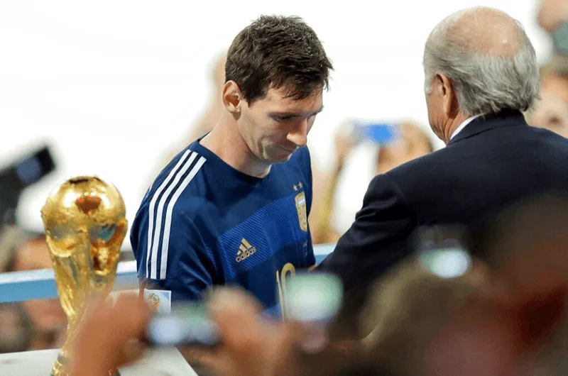 Ánh mắt tiếc nuối của Messi tại Brazil 2014 - động lực để anh bứt phá bùng nổ ở tuổi 35.