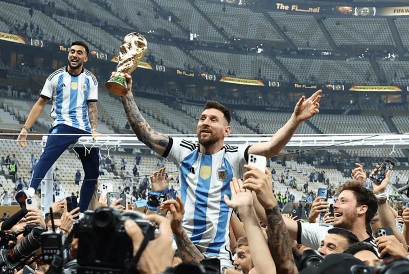 Chức vô địch World Cup 2022 chính thức khép lại mọi tranh luận, đưa Messi lên đỉnh vinh quang vĩ đại.