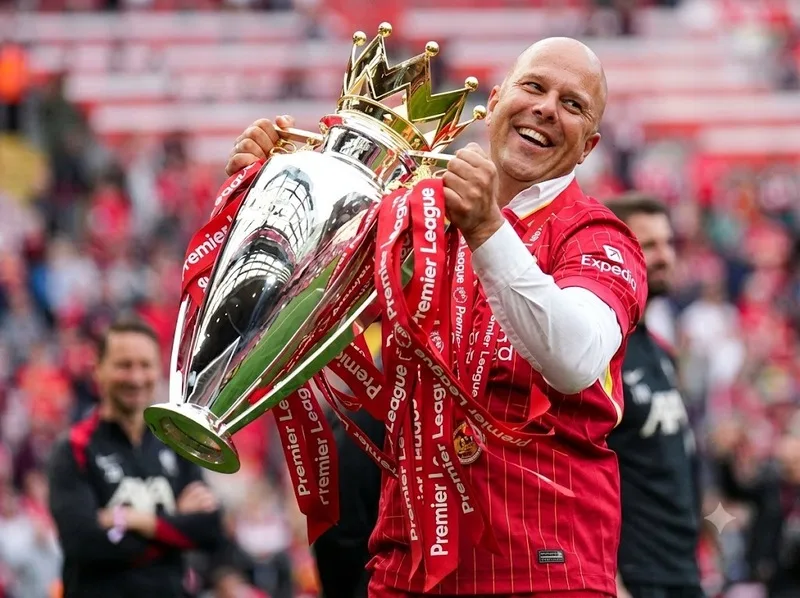 Arne Slot dẫn dắt Liverpool vô địch Premier League 2024/25.