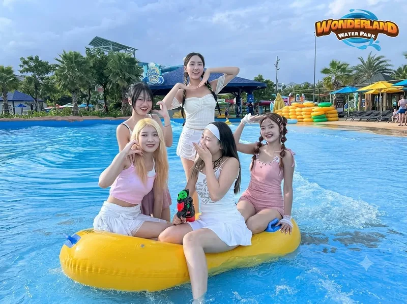 Wonderland Water Park mang đến nhiều trò chơi dưới nước sôi động