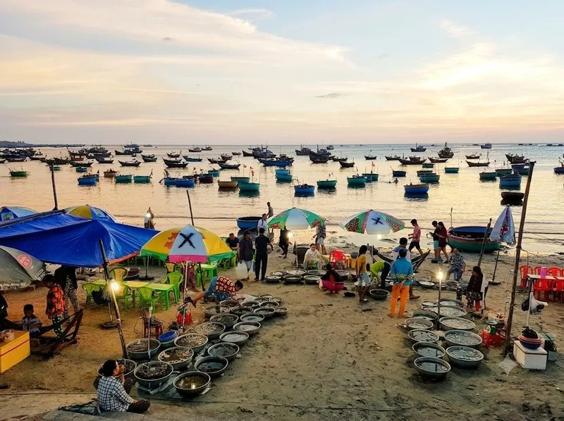Làng chài Mũi Né mang nhịp sống đặc trưng của ngư dân miền biển
